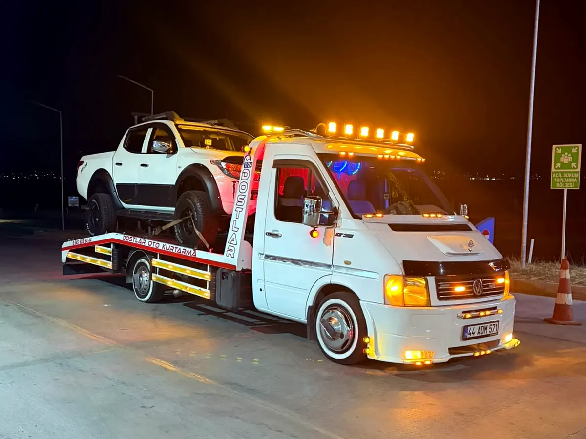 Gece yolda çekici üzerinde taşınan araç - Dostlar Oto Kurtarma