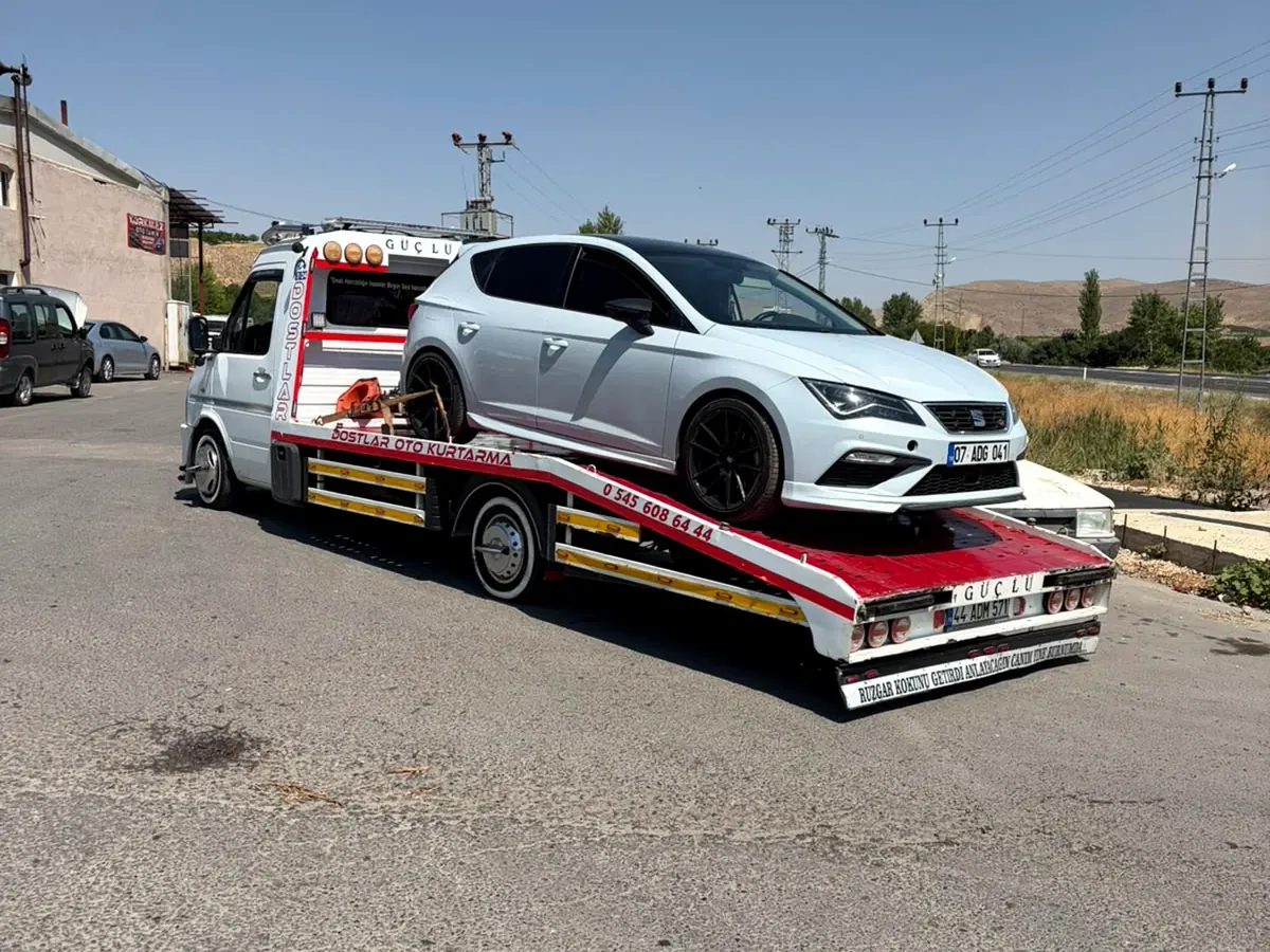 Kurtarma platformunda araç taşıyan çekici