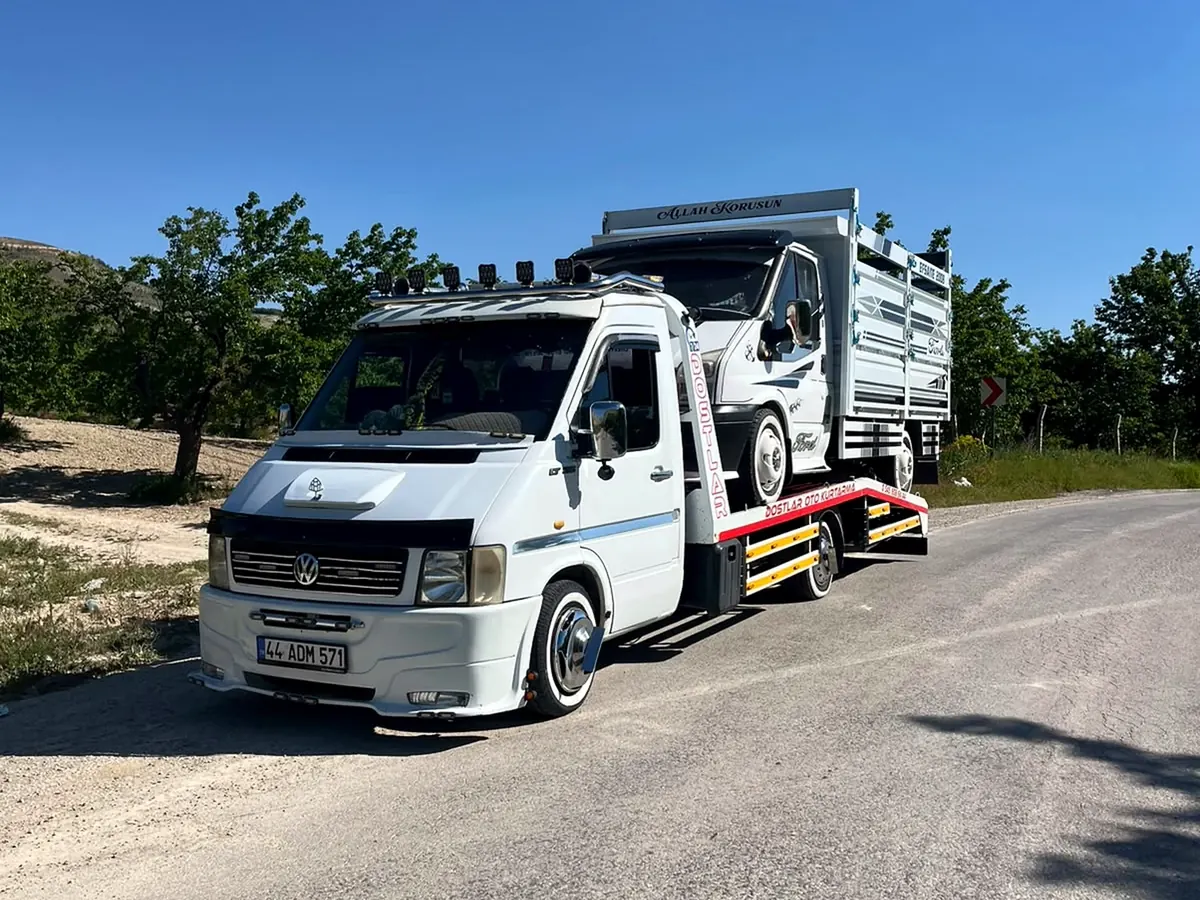 Dostlar Oto Kurtarma hizmet aracının yandan görünümü